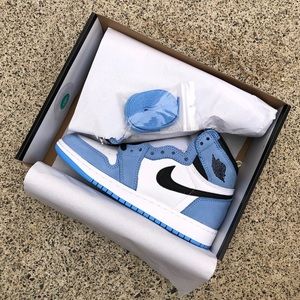 Nike Air Jordan 1 High University Blue GS Size 4.5